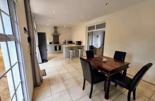 Hout Bay House | Mountain Vineyard Cottage