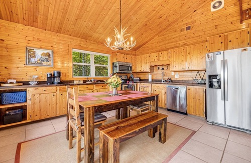 Waynesville Cabin | Mountain Vista | Hot Tub, Views & 2 Decks🌄 Near Waynesville + Biltmore Pass