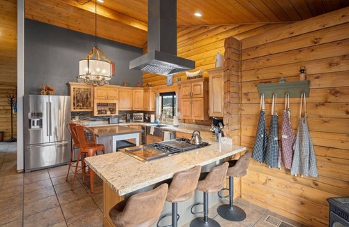 Baderville Cabin | Mountains VIEWS Dog Friendly, Spa, Game Room, Fire Pit, Playground, Grill,
