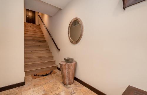 Mammoth Lakes House | Mountainside 15