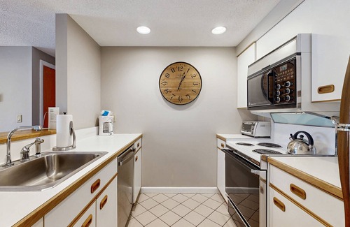 Lincoln Condo | Mountainside condo w/pool & rec room; walk to the ski lifts and downtown!