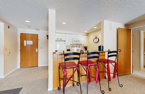 Lincoln Condo | Mountainside condo w/pool, gym & rec room: walk to ski lift & town