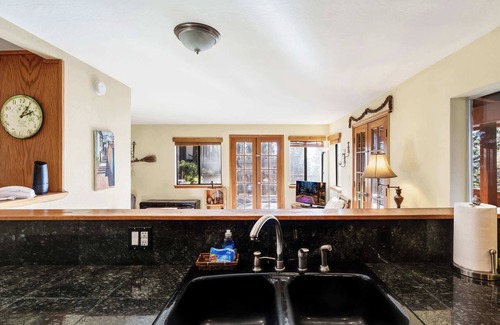 Brockway House | Mountainside Overlook | Lake Views, Tree House & Hot Tub
