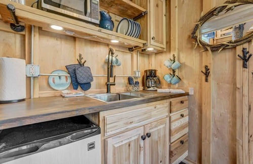 Larkspur Cabin | Mountainside Tree House Retreat