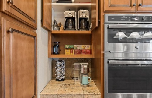Gold Mountain House | Mountaintop Cabin Hot Tub Views Family Golf