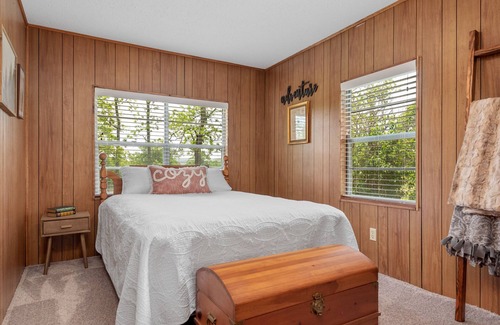 Kingston Other | Mountaintop Farmhouse near Whitaker Point Trail - Ideal for Family Getaways