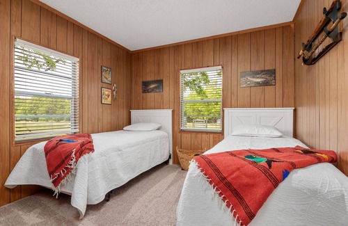 Kingston Other | Mountaintop Farmhouse near Whitaker Point Trail - Ideal for Family Getaways