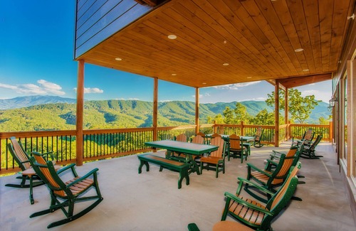 Gatlinburg - Pigeon Forge Cabin | MountainviewRetreat: MtnView, IndoorPool, HotTub, Wifi, Theater, Games, Resort Facilities