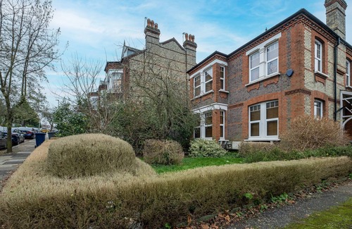 Finchley Church End Apartment | Mountfield Rd 2A - 3 Bedroom and 1 Bathroom Apartment in Mountfield with Parking