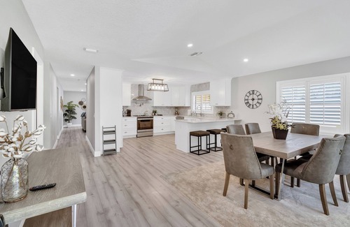 Vamo House | Mova Manor- 4/3 balcony overlooks private backyard