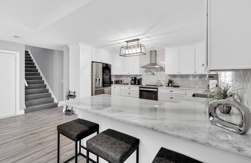 Vamo House | Mova Manor- 4/3 balcony overlooks private backyard