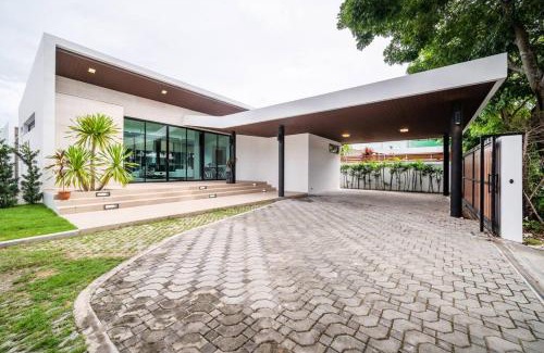 Na Chom Thian Villa | Movenpick 4-Bedroom Pool Villa Beach Access, Na Jomtien Pattaya