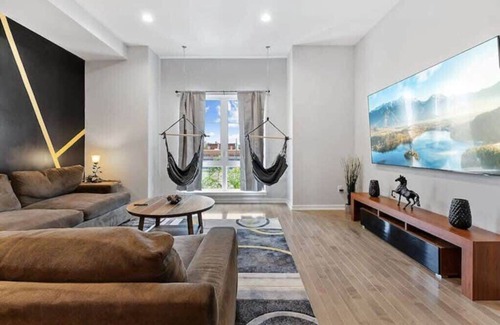 Brewerytown House | Movie Theater | Oversized Private Rooftop | 85" TV