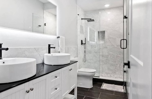 Brewerytown House | Movie Theater | Oversized Private Rooftop | 85" TV