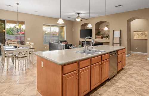 Rovey Farm Estates House | Movie Theater~ Pool~ Arcade~ Fire Pit