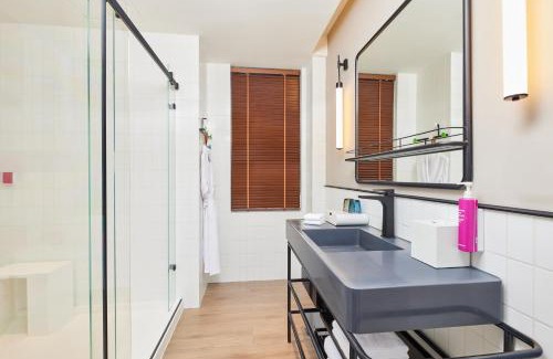 Changshou Road Hotel | Moxy Shanghai Putuo