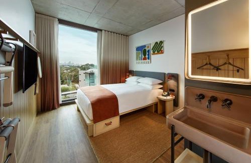 Mascot Hotel | Moxy Sydney Airport
