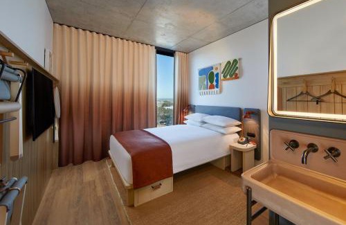 Mascot Hotel | Moxy Sydney Airport