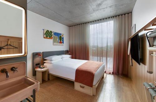 Mascot Hotel | Moxy Sydney Airport