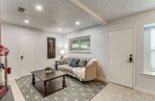 Grand Prairie Apartment | Mpressive Escape- Home away from home!