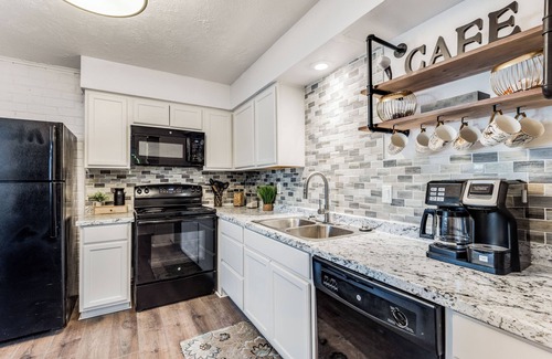 Grand Prairie Apartment | Mpressive Getaway-Home Away From Home!