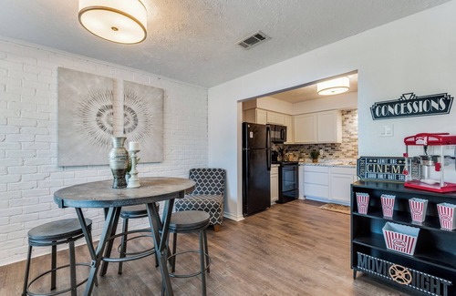 Grand Prairie Apartment | Mpressive Getaway-Home Away From Home!