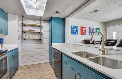 Grand Prairie Apartment | Mpressive Hideaway!