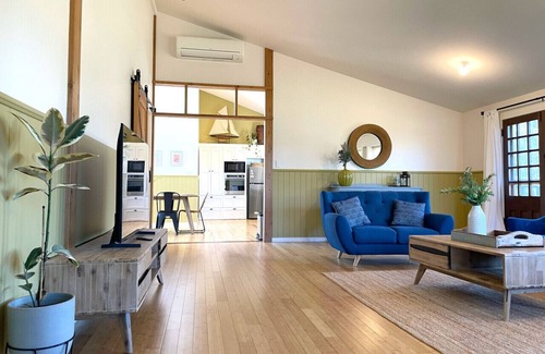 Sunderland Bay Apartment | Mr Bass Coastal Cottage w/Farm Views