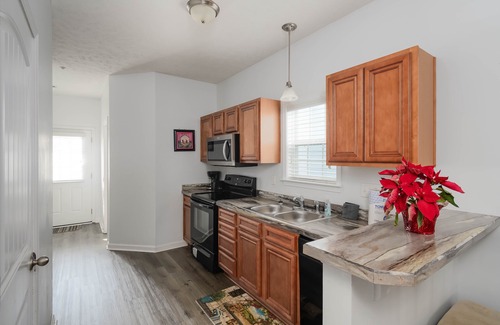Myrtle Beach Cottage | MRV13S, 2-bedroom cottage, 2 Blocks to the Beach! Free WIFI, Free Parking