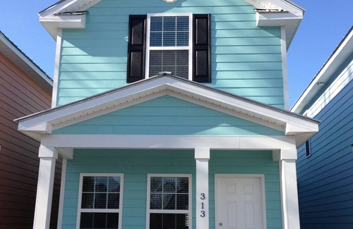 Myrtle Beach Cottage | MRV13S, 2-bedroom cottage, 2 Blocks to the Beach! Free WIFI, Free Parking