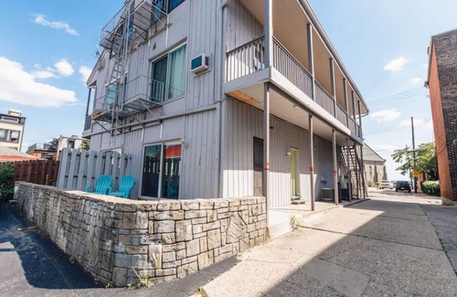 Mount Adams Apartment | Mt. Adams 2BR Great Location! Steps from Monastery