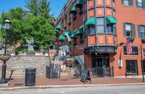 Mount Adams Apartment | Mt Adams Nest - Studio for 2