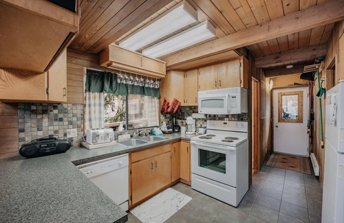 Glacier Cabin | Mt Baker Rim Cabin #53 - A Cozy Cabin With a Open Fire Place and Outdoor hot tub