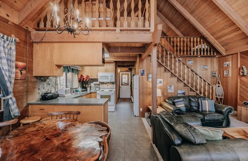 Glacier Cabin | Mt Baker Rim Cabin #53 - A Cozy Cabin With a Open Fire Place and Outdoor hot tub