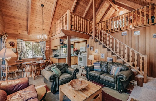 Glacier Cabin | Mt Baker Rim Cabin #53 - A Cozy Cabin With a Open Fire Place and Outdoor hot tub