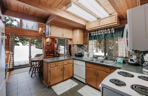 Glacier Cabin | Mt Baker Rim Cabin #53 - A Cozy Cabin With a Open Fire Place and Outdoor hot tub