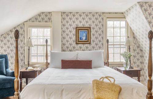 Egremont House | Mt Everett Room at Egremont Village Inn by AvantStay | Music, Bar & Farm!