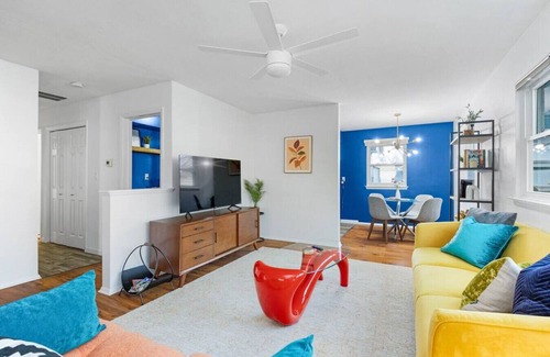 Orange Prairie House | Mt Hawley · 3Bed-MidCentury Marvel Bunglaow-Heart of Peoria