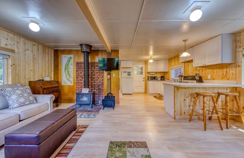 Rhododendron Cabin | Mt. Hood cabin in the woods with wood stove & streaming - dog-friendly