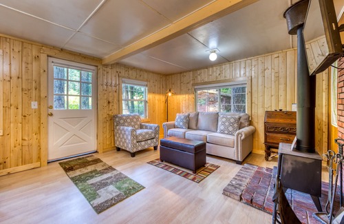 Rhododendron Cabin | Mt. Hood cabin in the woods with wood stove & streaming - dog-friendly