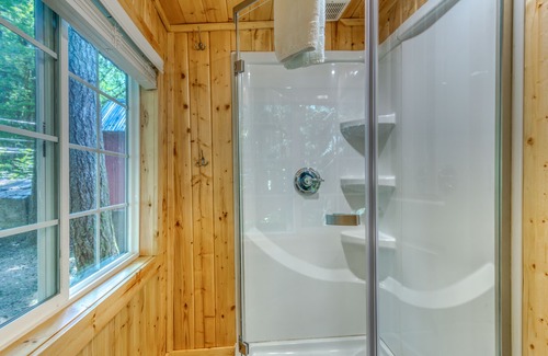 Rhododendron Cabin | Mt. Hood cabin in the woods with wood stove & streaming - dog-friendly