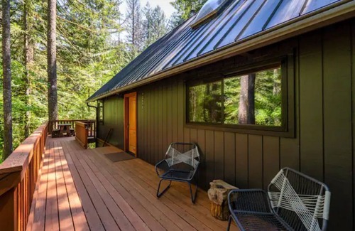 Rhododendron Cabin | Mt. Hood Retro Modern Cabin- Seasonal Stream, Deck, Fire Pit, & HotTub-Dogs 👍