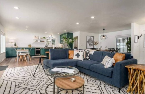 Welches House | Mt. Hood Ski Home - Sauna, Fireplace, Sleeps 10 + Heated Pool & Hot Tub Access