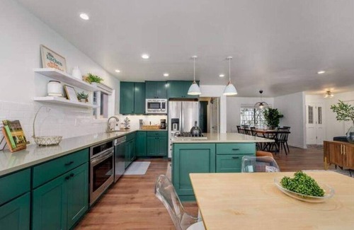 Welches House | Mt. Hood Ski Home - Sauna, Fireplace, Sleeps 10 + Heated Pool & Hot Tub Access