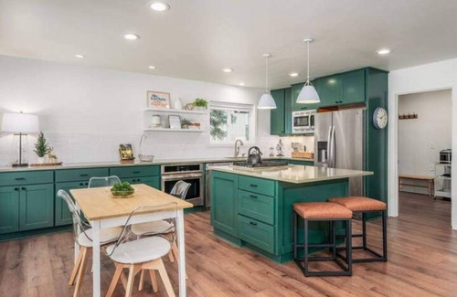 Welches House | Mt. Hood Ski Home - Sauna, Fireplace, Sleeps 10 + Heated Pool & Hot Tub Access