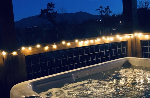 Chalet Village North Cabin | Mt. Le Conte Views! Location, Luxury 2 BR Cabin with Fire Pit, Hot Tub, 5 Stars