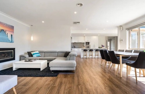 Mount Martha House | Mt Martha Delight: 6 bedroom, putting green, pool & spa, pool table