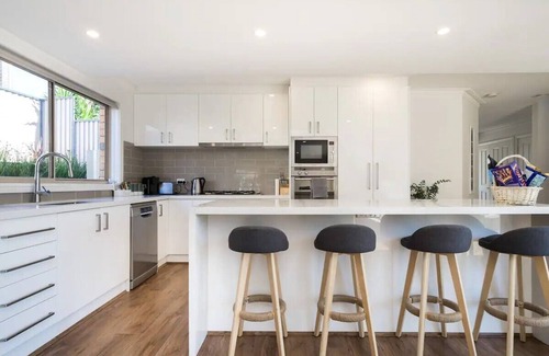 Mount Martha House | Mt Martha Delight: 6 bedroom, putting green, pool & spa, pool table