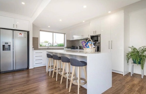 Mount Martha House | Mt Martha Delight: 6 bedroom, putting green, pool & spa, pool table