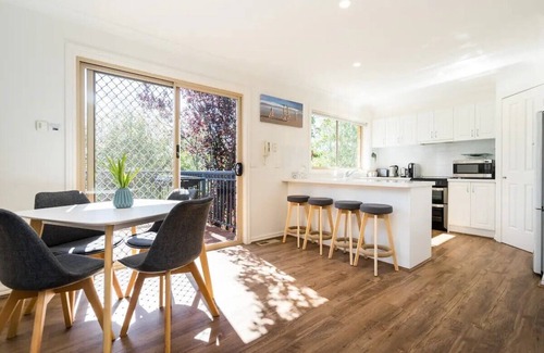 Mount Martha House | Mt Martha Delight: 6 bedroom, putting green, pool & spa, pool table